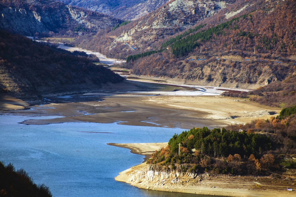 山谷间的宁静湖泊