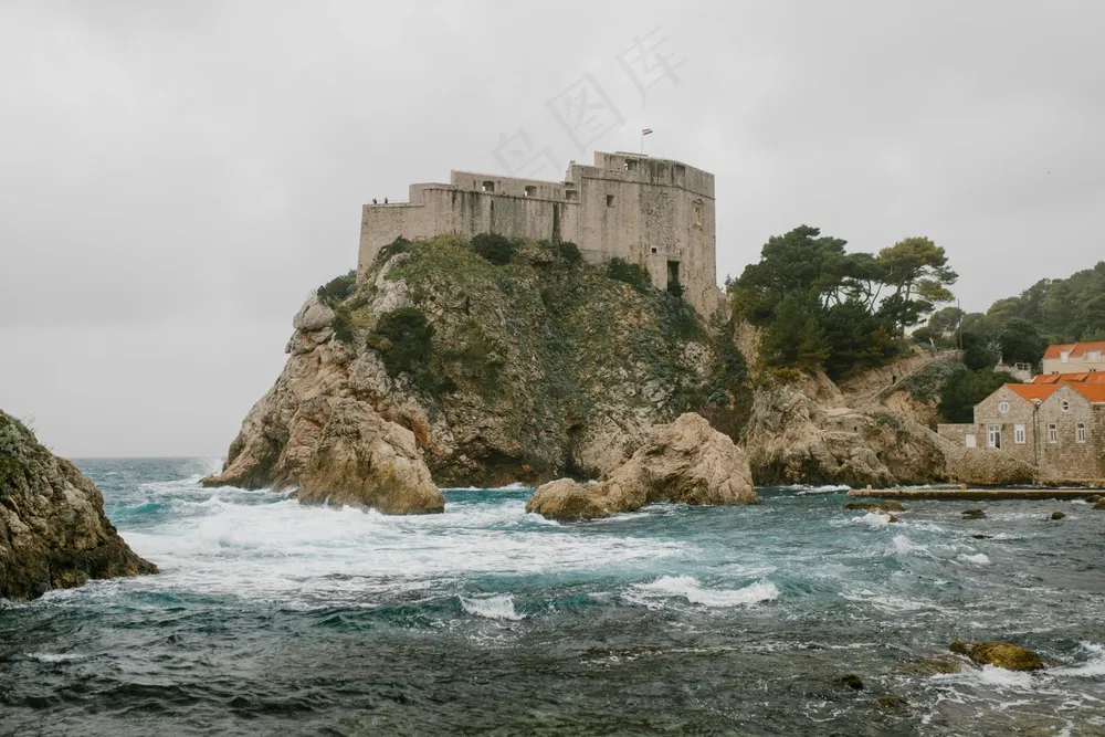 波涛拍打岩石的海岸线