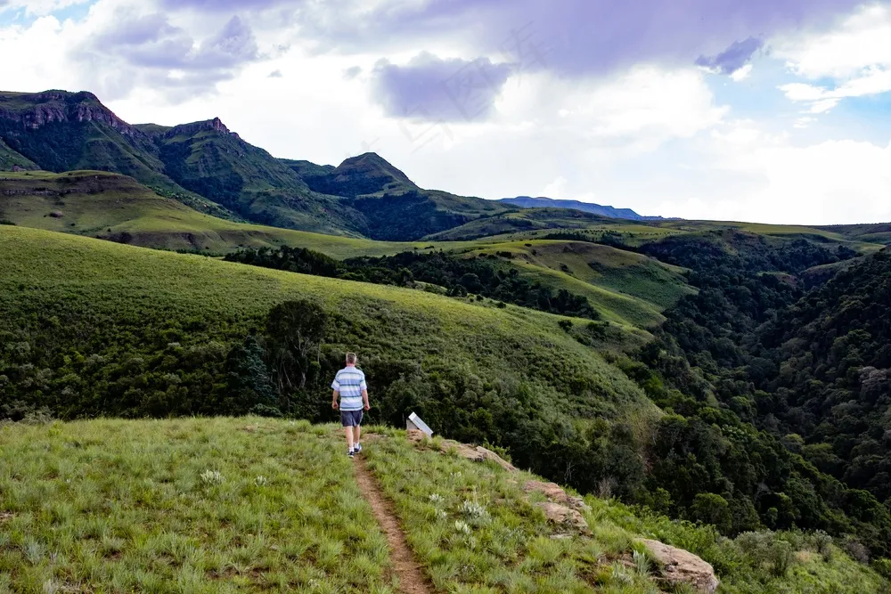 山谷中的沉思者