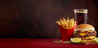 西餐美食汉堡薯条可乐美食摄影图