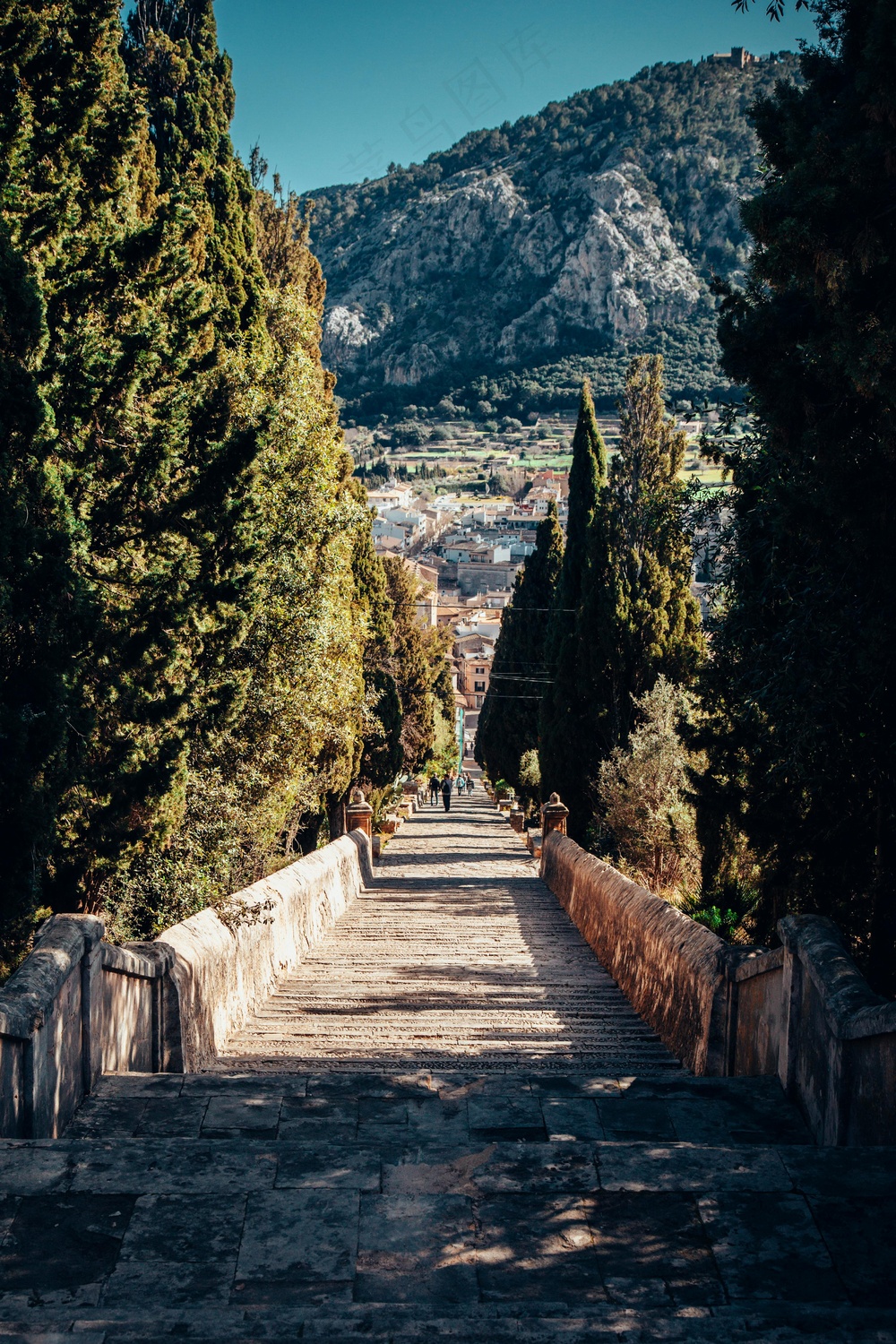 石径幽通古镇图·古朴静谧风·蓝绿安宁色·怀古心灵照