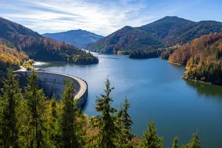 山间湖泊秋色浓。