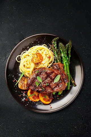 西餐牛排美食摄影图