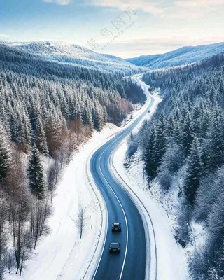 白雪雪山里的公路风景摄影图
