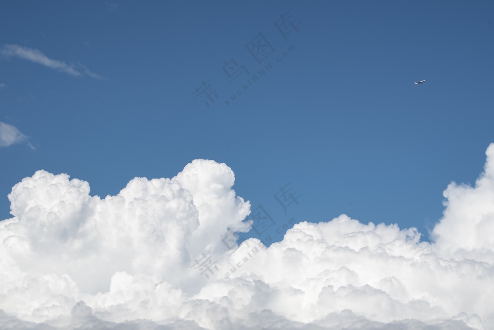 蓝色天空白色云团