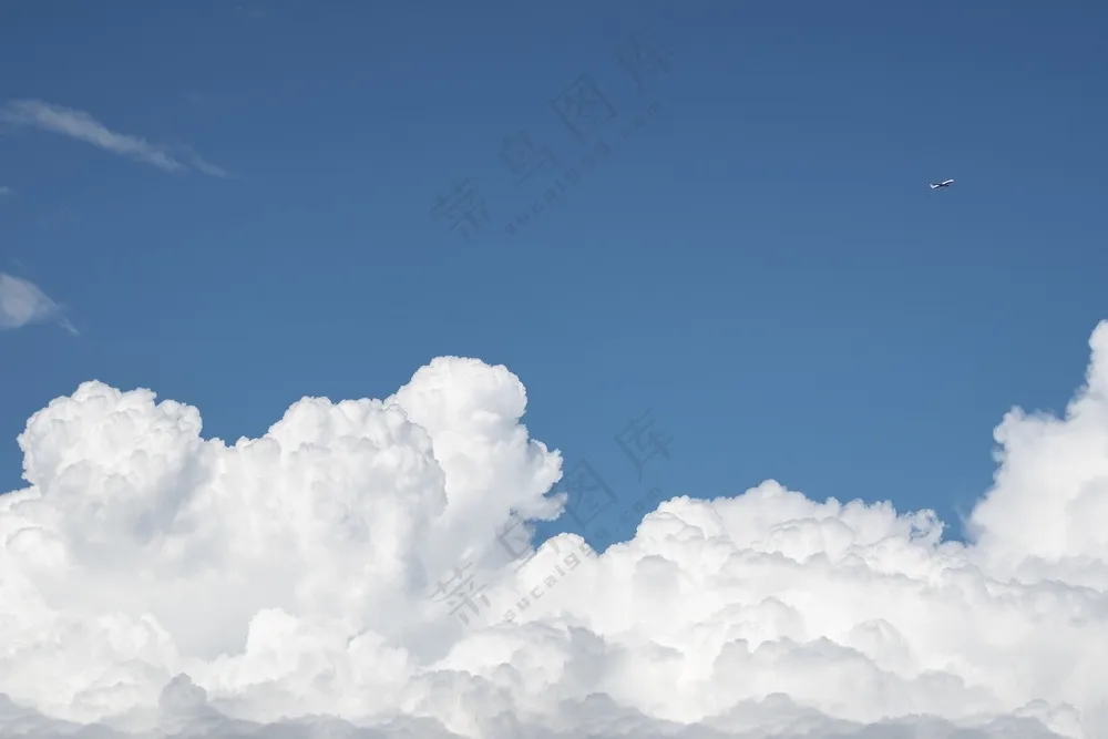 蓝色天空白色云团