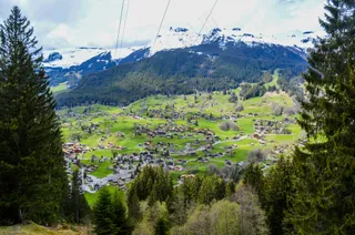 春日山间小镇风光