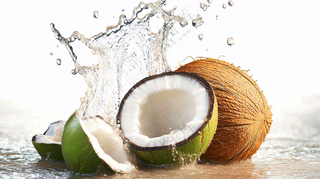 椰子汁飞溅新鲜果汁摄影图