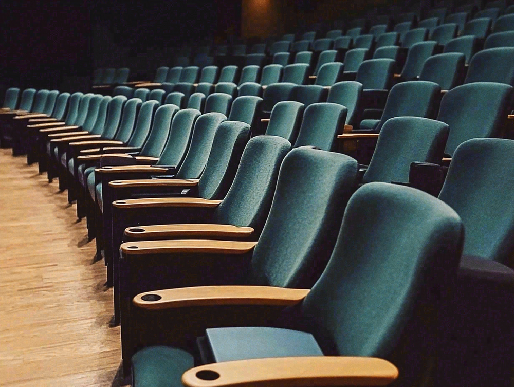 豪华电影院观影厅场景摄影图