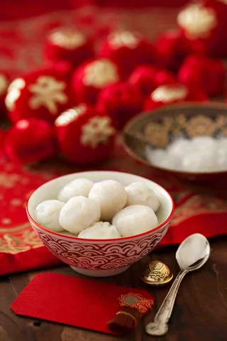 红色节日喜庆背景传统美食汤圆元宵节摄影图