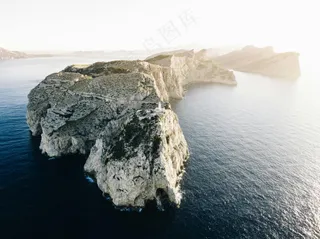 宁静的海湾与远处的岛屿