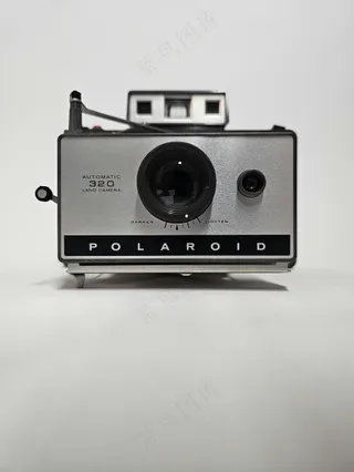 白色背景下的相机细部摄影