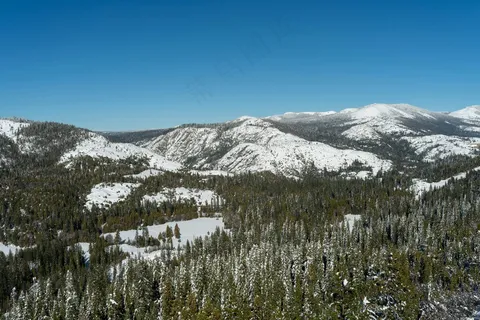 雪覆山峦,静赏冬日纯净 雪覆山峦,静赏冬日纯净