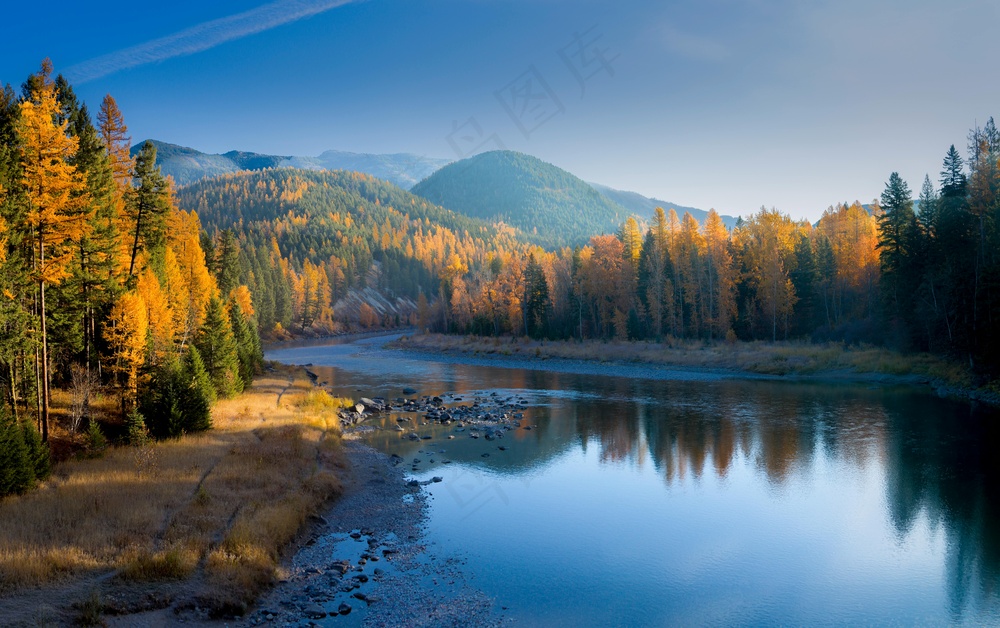 秋日湖畔的宁静美景