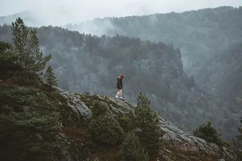 朦胧山景中的神秘小径