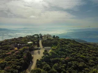 绿意盎然的山顶航拍