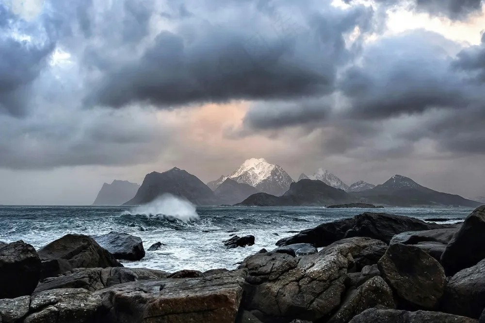 云涌山海间雪覆峰：灰白宁静自然景