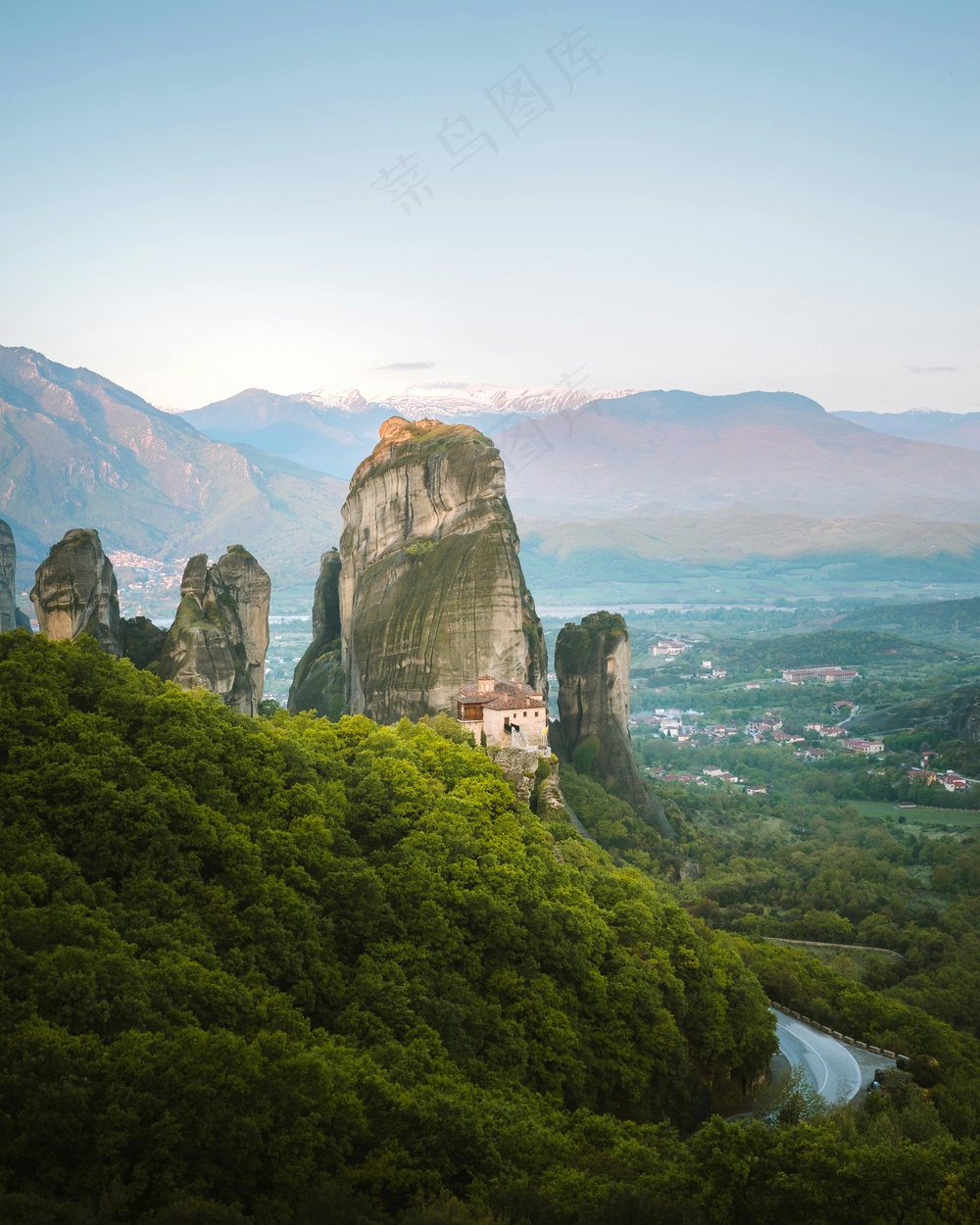山巅孤堡宁静景：清新蓝绿旅行珍藏