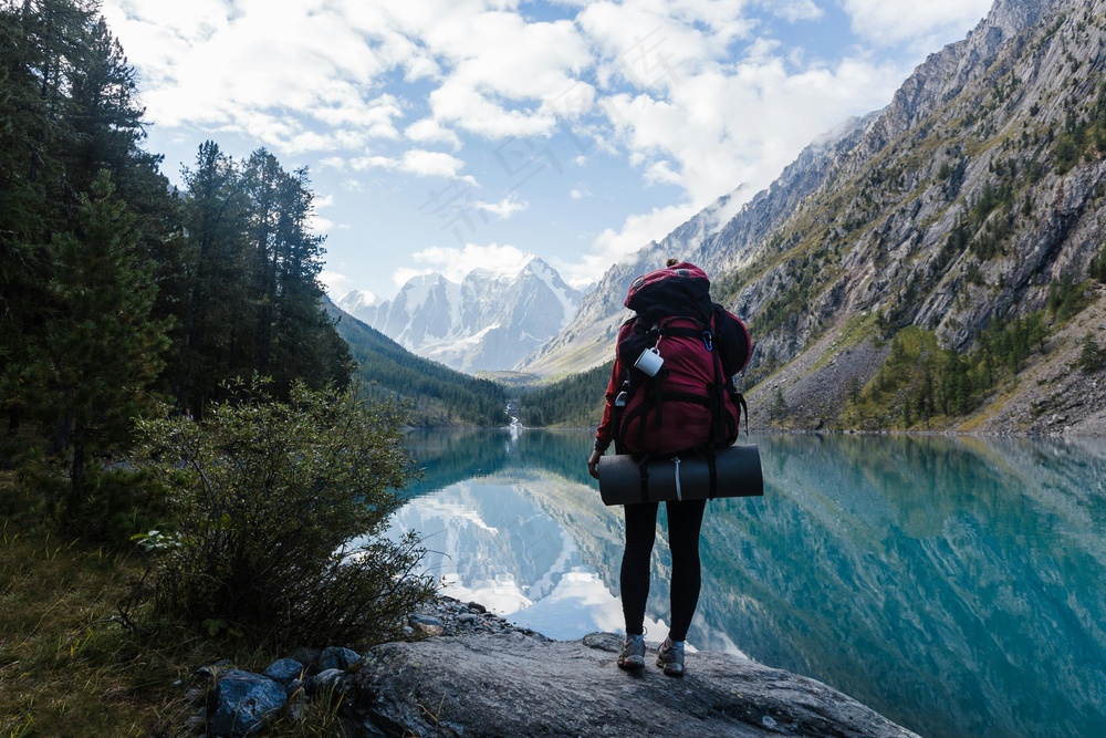 孤独旅人在静谧湖畔的漫步