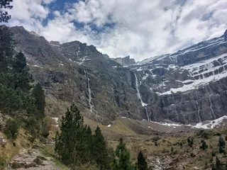 山间飞瀑：自然之美的宁静画卷