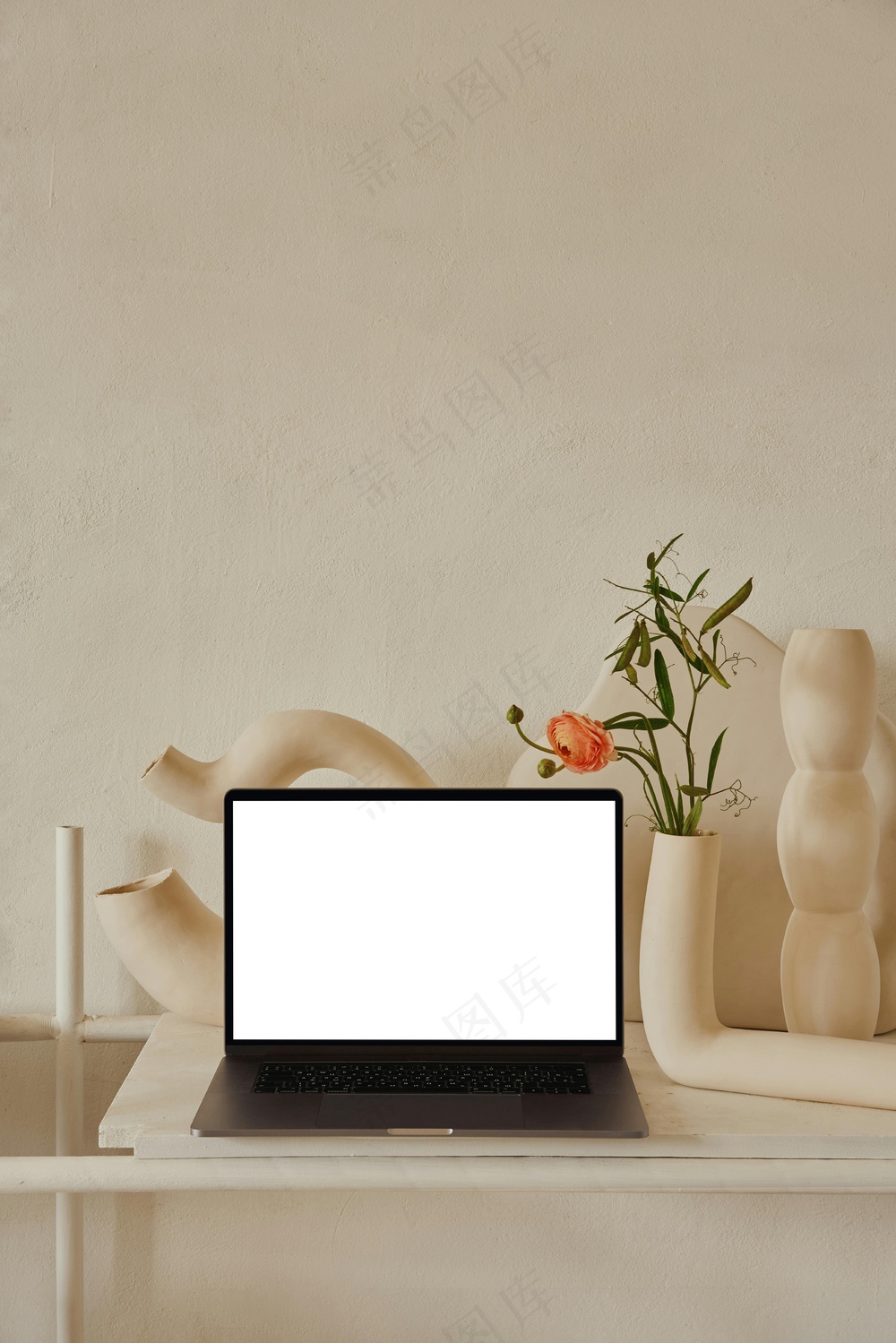 免费 Macbook Pro白色木制的桌子上 素材图片