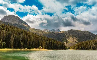 翠绿山峦，湛蓝湖泊，白云点缀，自然风光