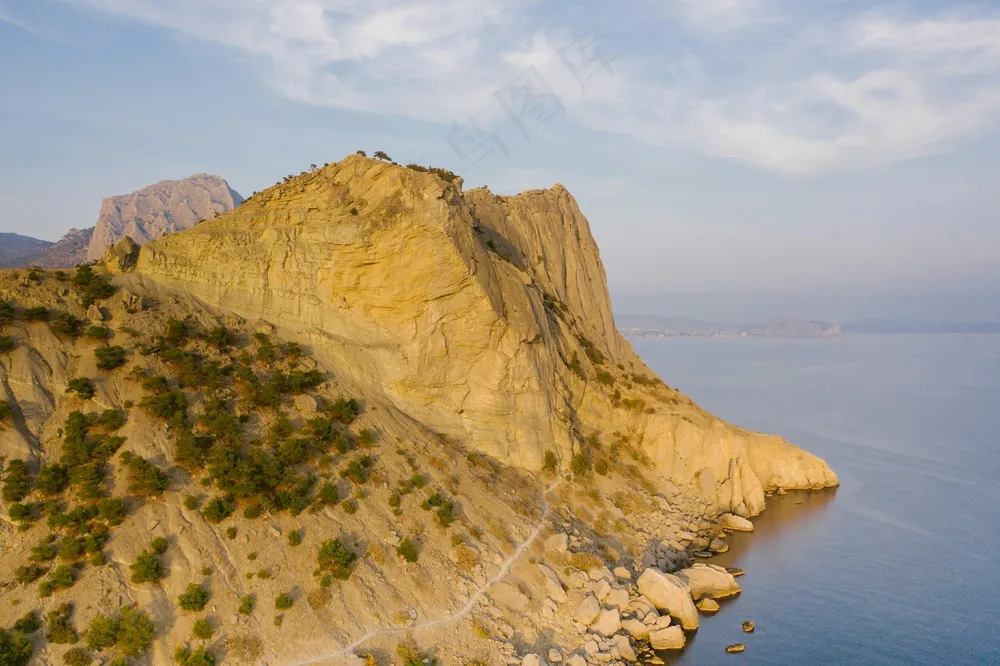 峰峦翠绿·自然粗犷·黄蓝相映·壮丽壁纸