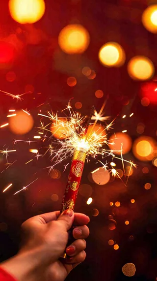 新年放烟花庆祝红色喜庆小年除夕夜春节摄影图