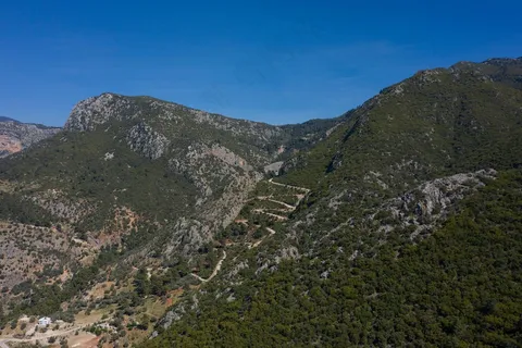 蔚蓝天空下,翠绿山脉的宁静画卷 蔚蓝天空下,翠绿山脉的宁静画卷