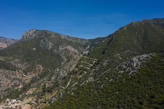 蔚蓝天空下，翠绿山脉的宁静画卷