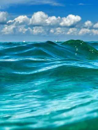 蓝天白云海水涌动的大海图片