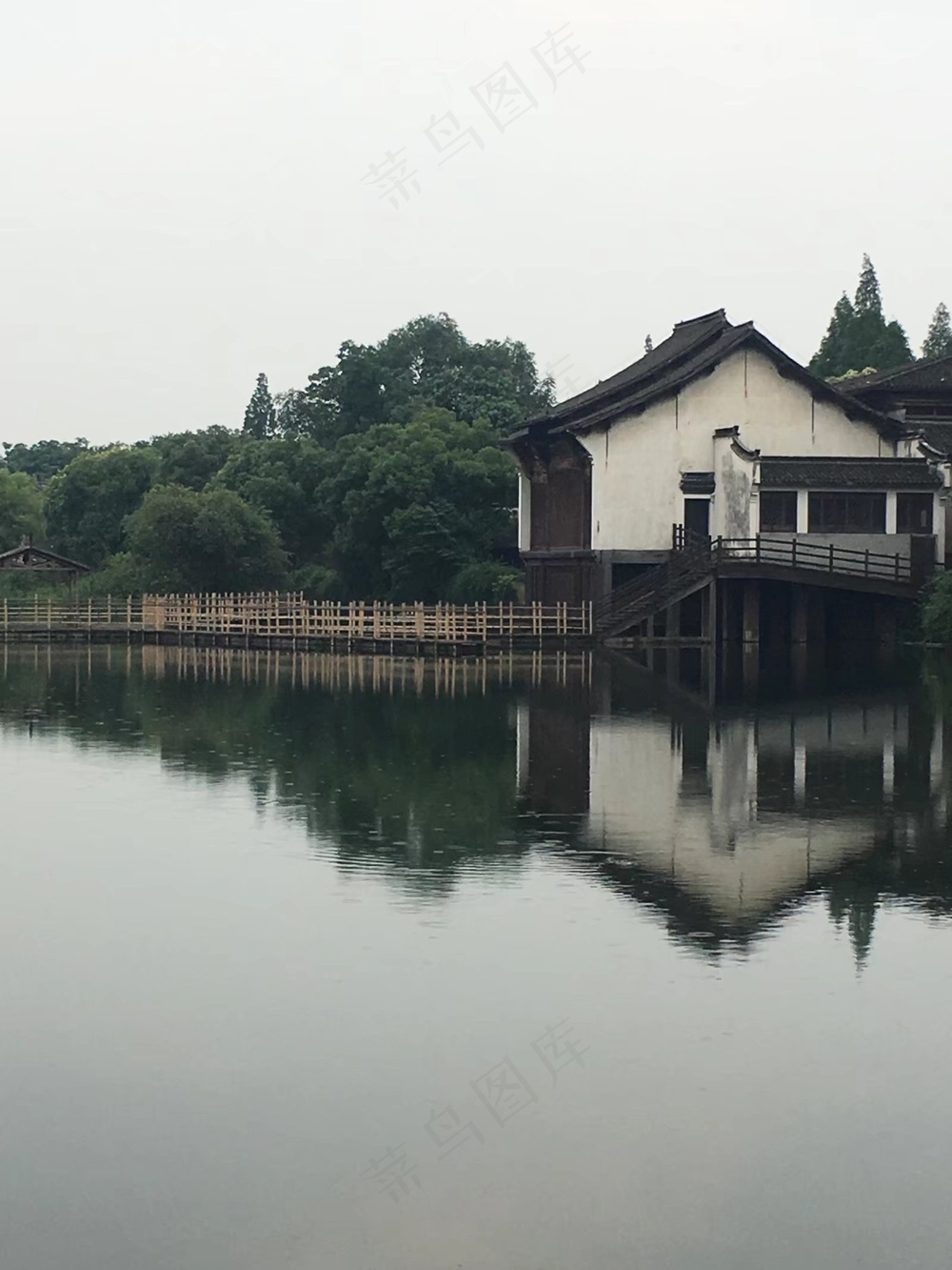 青山绿水伴人家