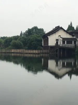 青山绿水伴人家