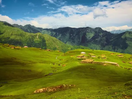 葱郁青山下的宁静牧场 葱郁青山下的宁静牧场