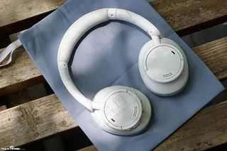 纯白色舒适头戴式耳机样机