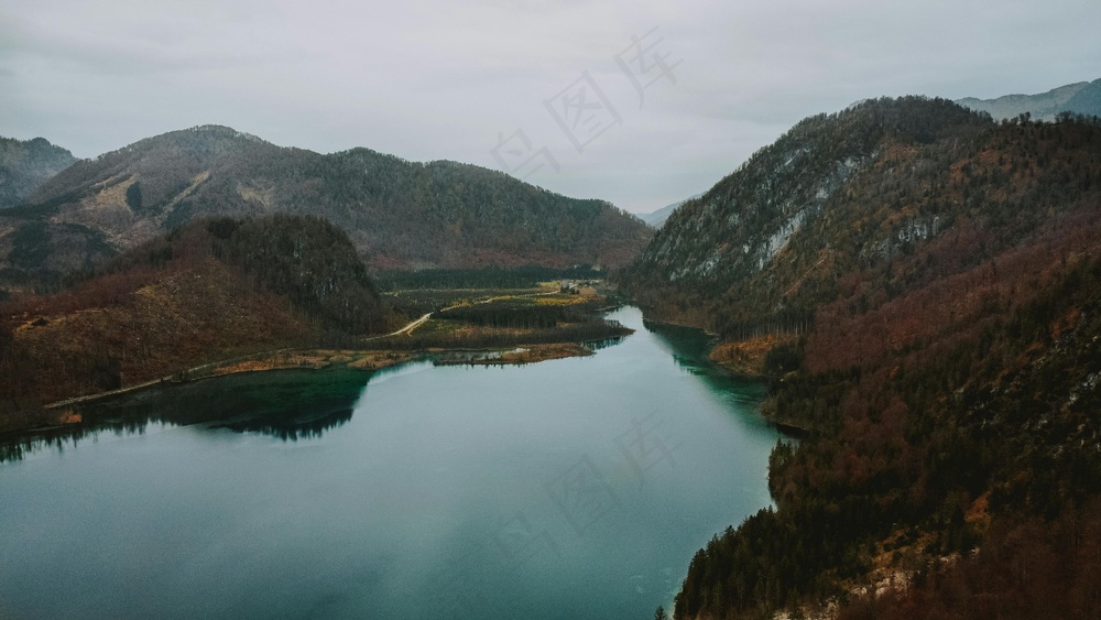 静谧山谷中的碧水湖泊