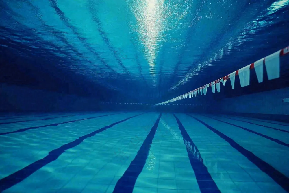 蓝色的游泳池水池摄影图