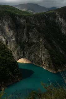 峡谷中的翡翠湖泊