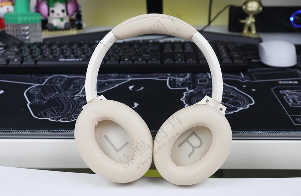 米白色简约风头戴式耳机样机