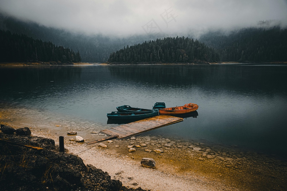 静谧湖光：复古木船与迷雾山林