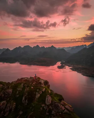 暮色湖光山色，晚霞映照静谧