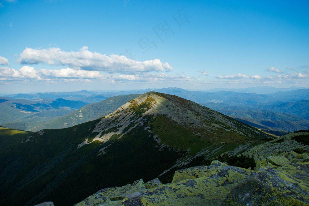 蓝天下的宁静山丘