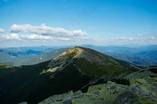 蓝天下的宁静山丘
