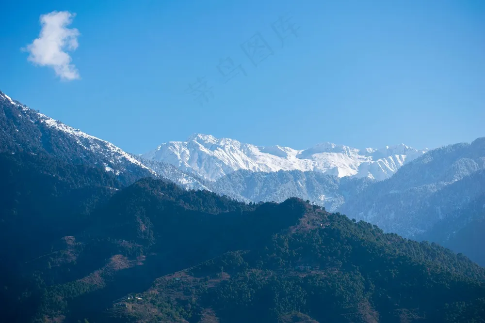 山巅之上，云雾缭绕