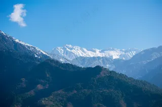 山巅之上，云雾缭绕