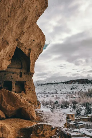 雪后岩居：古典与自然的和谐画卷