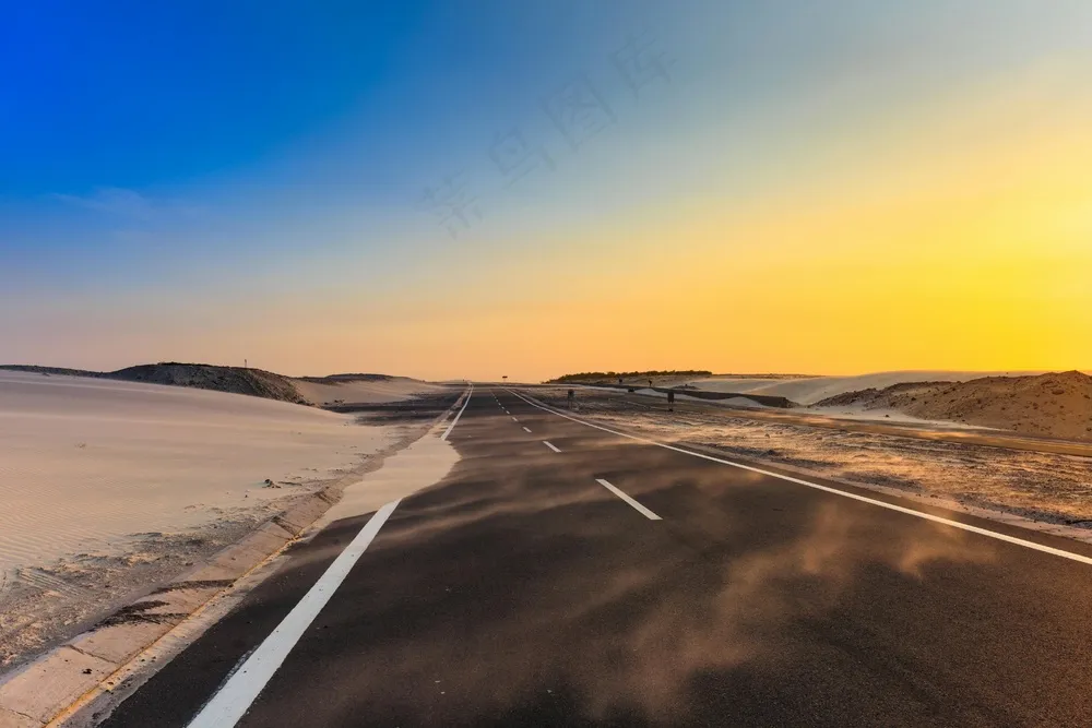 沙漠余晖：公路旅行的宁静时刻