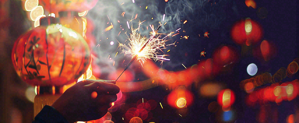 新年春节燃放烟花爆竹庆祝喜庆热闹国庆小年除夕夜摄影图