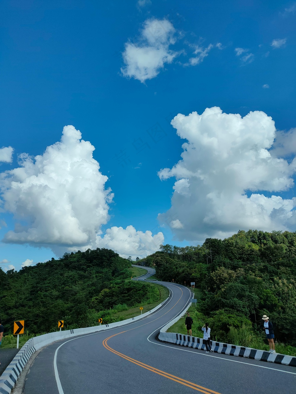 蓝天白云下，公路旅行的惬意时光