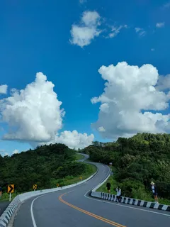 蓝天白云下，公路旅行的惬意时光